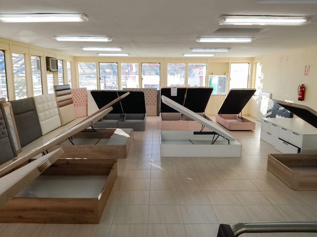 Exposicion de canapés abatibles de madera en Outlet en Quart de Poblet Exposicion de canapés abatibles de madera en Outlet en Quart de Poblet